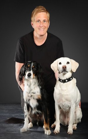 Portrait Katrin Meyer mit 2 Hunden